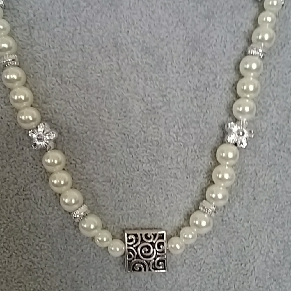 Butterflies and flowers white beaded necklace - Picture 2 of 4
